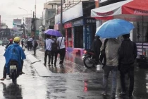 Người dân TP HCM “co ro” trong áp thấp nhiệt đới