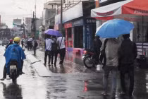 Người dân TP HCM “co ro” trong áp thấp nhiệt đới