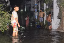 Vỡ bờ bao, trăm hộ dân TP HCM trắng đêm với "giặc" nước