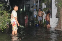 Vỡ bờ bao, trăm hộ dân TP HCM trắng đêm với "giặc" nước