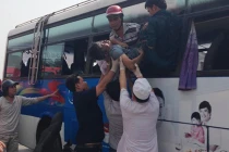 Nghẹt thở giải cứu người thương vong trong xe khách nát bét