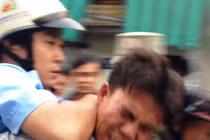 Đuổi việc nhân viên đô thị đánh người bán hàng rong