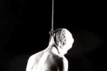 Treo cổ tự tử vì bị vợ phát hiện hiếp dâm con