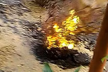 Lạ lùng mặt đường phát nổ, bốc lửa cao ngút