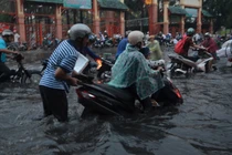 Đường phố TP HCM ngập sâu 1 m... xe chết, đường kẹt