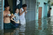 Cảnh nước ngập ngang hông, dân nhai bánh mì... chống chọi