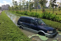"Chán” đi đường, ô tô lao xuống hồ sen