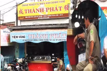 Ăn lương phường, bảo vệ dân phố trông…tiệm vàng tư