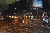 Triều cường lên đỉnh, TP HCM ngập cả mét