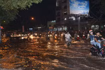 Triều cường lên đỉnh, TP HCM ngập cả mét
