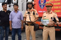 Cảnh sát giao thông “bắt tay” tài xế cứu... cầu Phú Mỹ