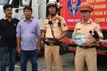 Cảnh sát giao thông “bắt tay” tài xế cứu... cầu Phú Mỹ