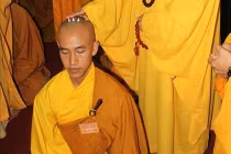 Vì sao tăng, ni cạo tóc có ba sẹo tròn trên đầu? 