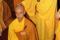 Vì sao tăng, ni cạo tóc có ba sẹo tròn trên đầu? 