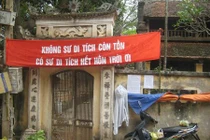 Lình xình xung quanh di tích chùa Chân Long