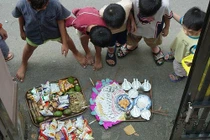 Phải làm sao với các phẩm vật cúng cô hồn?