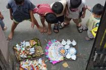 Phải làm sao với các phẩm vật cúng cô hồn?