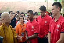 Chùm ảnh: Cầu thủ Arsenal đến thăm chùa Trấn Quốc