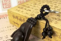 Với tay chạm vào Đức Phật