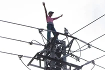 Nghẹt thở giải cứu người phụ nữ trên đỉnh cột điện