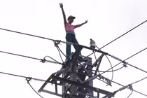 Nghẹt thở giải cứu người phụ nữ trên đỉnh cột điện