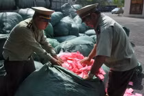 Kinh hoàng 2 tấn băng vệ sinh chứa hạt nhựa li ti 