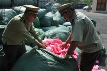 Kinh hoàng 2 tấn băng vệ sinh chứa hạt nhựa li ti 