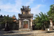 Chuyện khó lý giải về quả bom trên nóc chùa