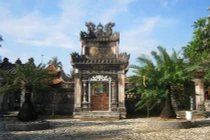 Chuyện khó lý giải về quả bom trên nóc chùa