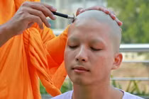 Người xuất gia được phép cạo tóc vào ngày nào? 