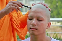 Người xuất gia được phép cạo tóc vào ngày nào? 