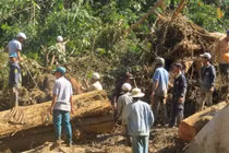 Thi thể chàng trai dưới hàng trăm mét khối đất đá