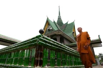 Ấn tượng đền thờ xây từ triệu lon bia