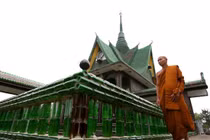 Ấn tượng đền thờ xây từ triệu lon bia