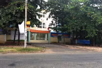 Cầm dao truy sát bạn học trước cổng trường