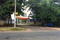 Cầm dao truy sát bạn học trước cổng trường