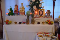 Treo hình tượng Phật trên bàn thờ tổ tiên