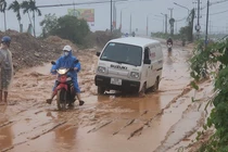 Thi công dang dở, tuyến đường huyết mạch đi Hội An ngập trong bùn đất