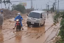 Thi công dang dở, tuyến đường huyết mạch đi Hội An ngập trong bùn đất