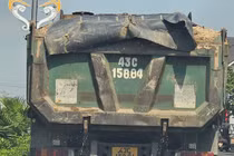 Xe chở cát có dấu hiệu quá tải, rơi vãi, chạy trên đường ĐT609