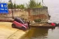  Đang đứng xem câu cá, người đàn ông bị ô tô điện đâm văng xuống sông