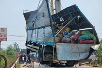 Tài xế buồn ngủ, xe tải chở nông sản lao sang lề đường bẹp rúm