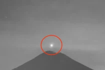 Nghi vấn UFO bay vào miệng núi lửa hé lộ các chiều không gian