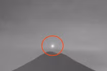 Nghi vấn UFO bay vào miệng núi lửa hé lộ các chiều không gian