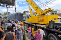 Hiện trường xe tải tông nhau trên cầu, tắc đường từ đêm tới sáng