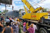 Hiện trường xe tải tông nhau trên cầu, tắc đường từ đêm tới sáng