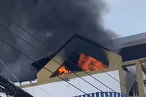 Hiện trường vụ cháy lớn tại cửa hàng xe máy ở Bình Thuận