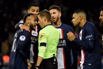 Nhiều bàn luận xung quanh thẻ vàng thứ hai của Neymar 