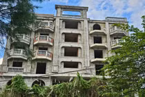 Cận cảnh “lâu đài” bỏ hoang giữa lòng thành phố di sản