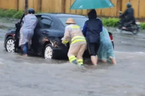 Đường phố Đà Nẵng biến thành sông, ô tô chết máy la liệt